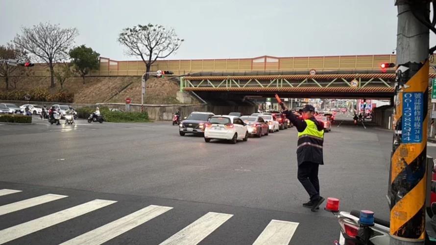 台南市歸仁區太子路在清明連假期間會出現大量車潮，警方派員疏導車流。（圖／台南市交通大提供）