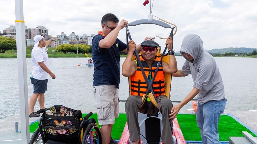 新北市水域活動體驗營，身障場次備移位機協助身障朋友順利上獨木舟。（圖／新北市體育局提供）