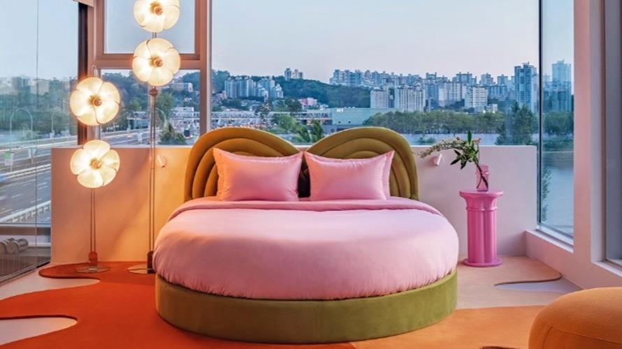 臥室設有大型落地窗，可一覽無餘的漢江迷人景色。(圖/翻攝首爾市政府臉書)