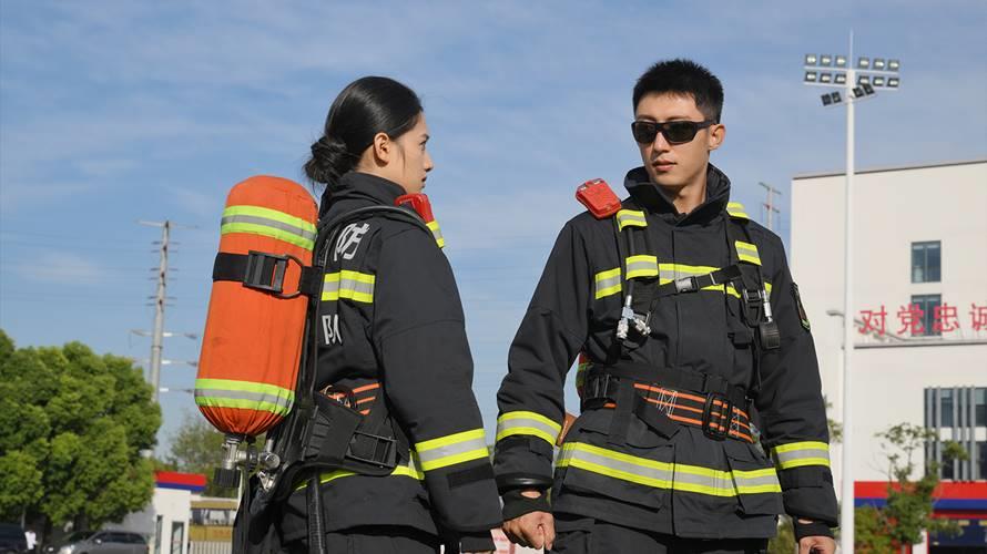黃景瑜（右）帥氣飾演消防英雄。（圖／iQIYI愛奇藝國際站提供）