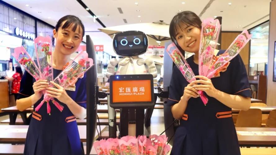 宏匯廣場首創引進AI服務型廣告機器人。(圖／宏匯廣場提供)