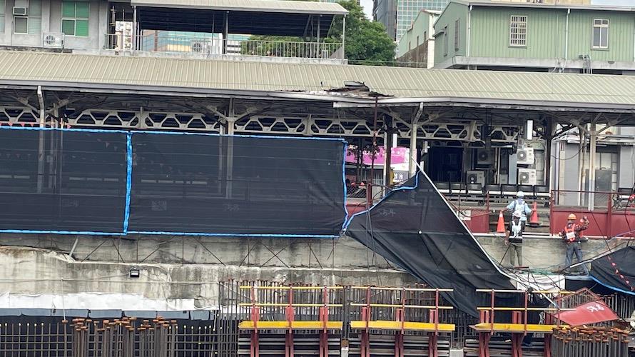 吊鉤砸破台南火車站月台雨棚    停電封鎖4小時