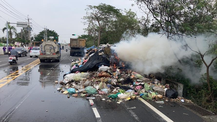 台南垃圾車車斗突起火    路邊急倒垃圾滅火