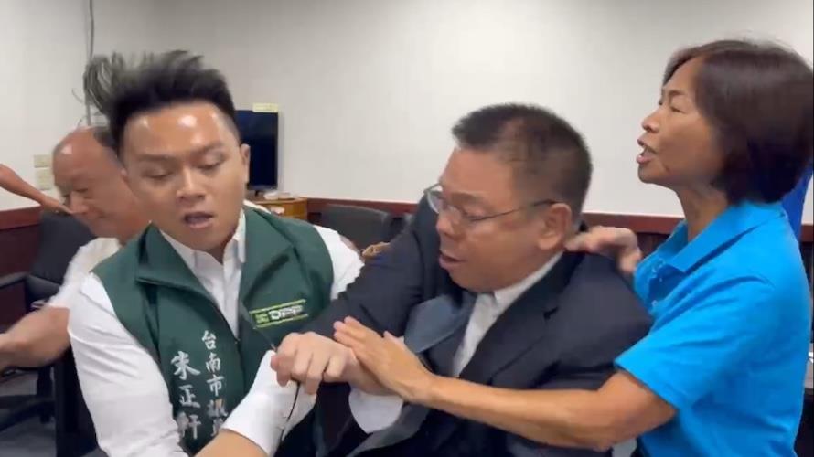 「林宜瑾賄選？」藍營開記者會指控    綠議員鬧場爆肢體衝突
