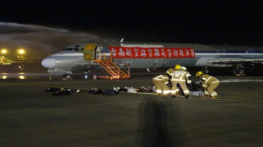 強化機場災害緊急應變    臺南航空站舉行夜間空難災防演習
