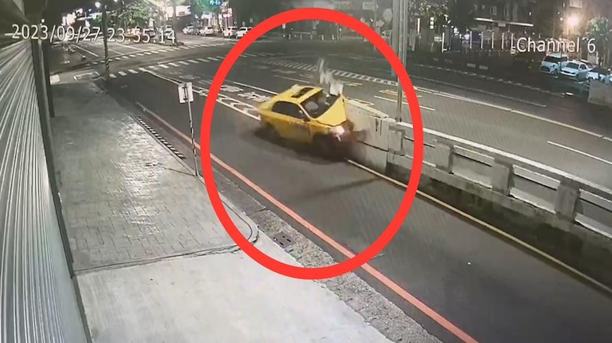 台南小黃深夜高速自撞橋墩    車頭全毀駕駛送醫